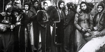 Σινασίτισσες με την τοπική καππαδοκική φορεσιά σε φωτογραφία του 1924 (πηγή: Κέντρο Μικρασιατικών Σπουδών)
