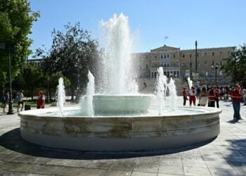 Το σιντριβάνι της πλατείας Συντάγματος δροσίζει και πάλι τους περαστικούς (φωτ.: EUROKINISSI/Μιχάλης Καραγιάννης)