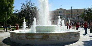 Το σιντριβάνι της πλατείας Συντάγματος δροσίζει και πάλι τους περαστικούς (φωτ.: EUROKINISSI/Μιχάλης Καραγιάννης)