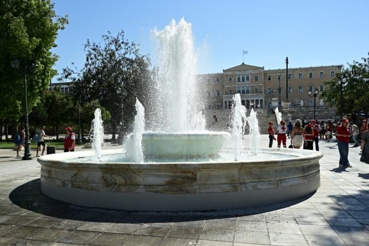 Το σιντριβάνι της πλατείας Συντάγματος δροσίζει και πάλι τους περαστικούς (φωτ.: EUROKINISSI/Μιχάλης Καραγιάννης)