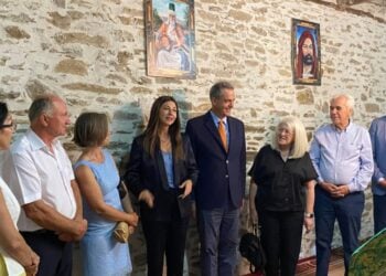 Η Σοφία Ζαχαράκη με τον Άγγελο Συρίγο (κέντρο) στον Τεκέ της Ρούσσας (φωτ.: ΑΠΕ-ΜΠΕ)
