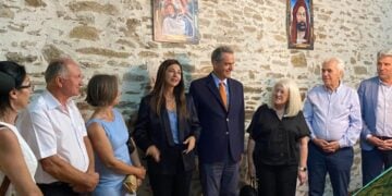 Η Σοφία Ζαχαράκη με τον Άγγελο Συρίγο (κέντρο) στον Τεκέ της Ρούσσας (φωτ.: ΑΠΕ-ΜΠΕ)