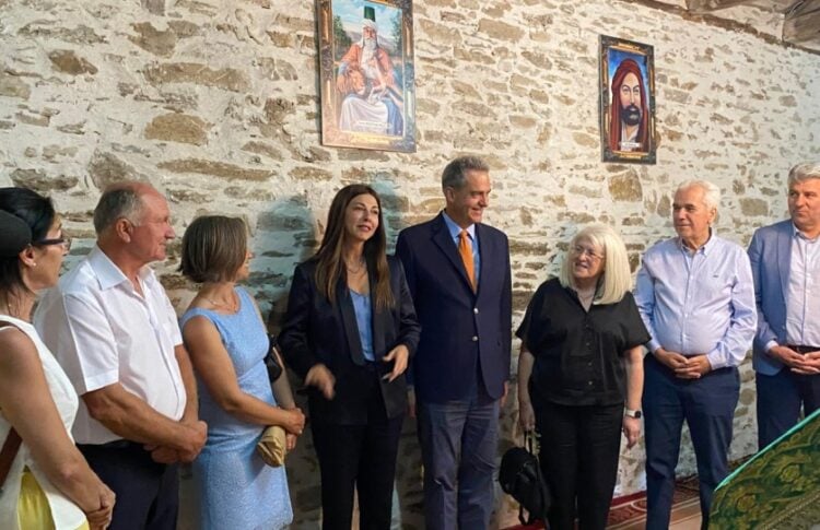 Η Σοφία Ζαχαράκη με τον Άγγελο Συρίγο (κέντρο) στον Τεκέ της Ρούσσας (φωτ.: ΑΠΕ-ΜΠΕ)