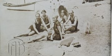 Παρέα λουόμενων απολαμβάνει το μπάνιο της σε παραλία των Σπετσών το 1926 (φωτ.: Γενικά Αρχεία του Κράτους)