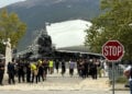 Το στέγαστρο που έπεσε στην Πλατεία Μαβίλη στα Ιωάννινα (φωτ.: epirusgate.gr)