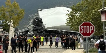 Το στέγαστρο που έπεσε στην Πλατεία Μαβίλη στα Ιωάννινα (φωτ.: epirusgate.gr)