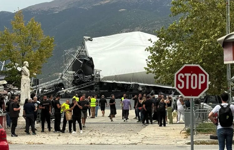 Το στέγαστρο που έπεσε στην Πλατεία Μαβίλη στα Ιωάννινα (φωτ.: epirusgate.gr)