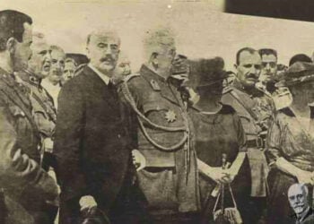 Ο Ύπατος Αρμοστής της Σμύρνης Αριστείδης Στεργιάδης κοιτάζει ευθεία στο φακό, υποδεχόμενος τον αρχιστράτηγο Λεωνίδα Παρασκευόπουλο (φωτ.: Εθνικό Ίδρυμα Ερευνών και Μελετών «Ελευθέριος Κ. Βενιζέλος»)
