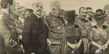 Ο Ύπατος Αρμοστής της Σμύρνης Αριστείδης Στεργιάδης κοιτάζει ευθεία στο φακό, υποδεχόμενος τον αρχιστράτηγο Λεωνίδα Παρασκευόπουλο (φωτ.: Εθνικό Ίδρυμα Ερευνών και Μελετών «Ελευθέριος Κ. Βενιζέλος»)