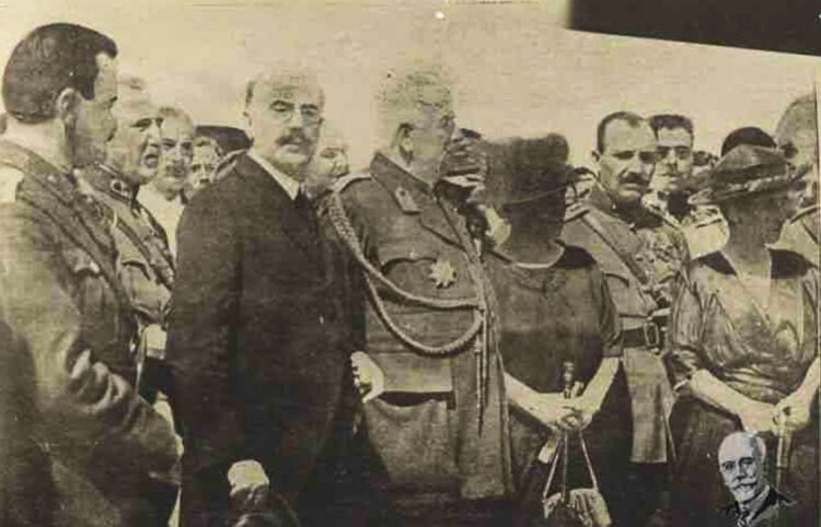 Ο Ύπατος Αρμοστής της Σμύρνης Αριστείδης Στεργιάδης κοιτάζει ευθεία στο φακό, υποδεχόμενος τον αρχιστράτηγο Λεωνίδα Παρασκευόπουλο (φωτ.: Εθνικό Ίδρυμα Ερευνών και Μελετών «Ελευθέριος Κ. Βενιζέλος»)