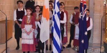 Νεαροί ομογενείς από την Ελλάδα και την Κύπρο στην επιμνημόσυνη δέηση (φωτ.: facebook/Syndesmos Connecting People and Their Stories)