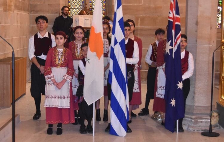 Νεαροί ομογενείς από την Ελλάδα και την Κύπρο στην επιμνημόσυνη δέηση (φωτ.: facebook/Syndesmos Connecting People and Their Stories)