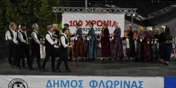 Το χορευτικό του Συλλόγου Κιουταχειωτών-Μικρασιατών Φλώρινας στη μεγάλη γιορτή για τα 100 χρόνια από την ίδρυση του σωματείου (φωτ.: Δήμος Φλώρινας)