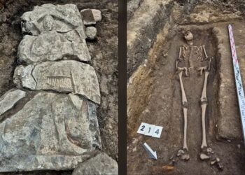 Η ταφόπλακα με τη μορφή του ιππότη και ο σκελετός, όπως βρέθηκαν στον τάφο (φωτ.: ArcheoScan – Archaeological and Conservation Laboratory / Sylwia Kurzyńska)