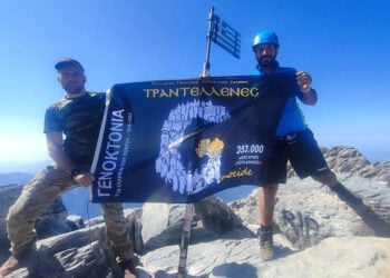 Στον Μύτικα, με τη σημαία για τη Γενοκτονία των Ποντίων (φωτ.: Facebook / Σύλλογος Ποντίων Χορευτών Ξάνθης «Τραντέλλενες»)