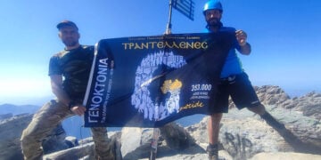 Στον Μύτικα, με τη σημαία για τη Γενοκτονία των Ποντίων (φωτ.: Facebook / Σύλλογος Ποντίων Χορευτών Ξάνθης «Τραντέλλενες»)
