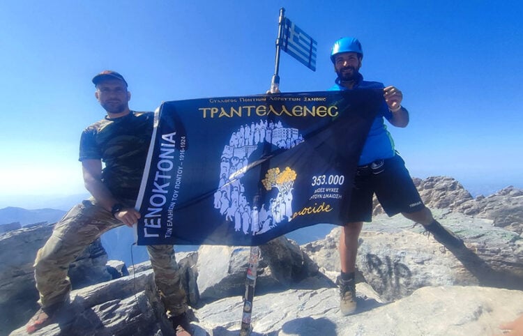 Στον Μύτικα, με τη σημαία για τη Γενοκτονία των Ποντίων (φωτ.: Facebook / Σύλλογος Ποντίων Χορευτών Ξάνθης «Τραντέλλενες»)