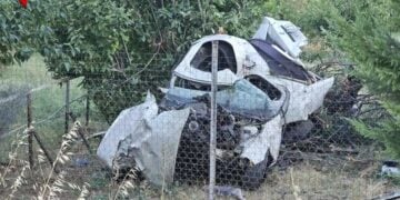 Σε άμορφη μάζα σιδερικών μετατράπηκε το αυτοκίνητο (φωτ.: oladeka.com)