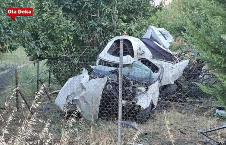 Σε άμορφη μάζα σιδερικών μετατράπηκε το αυτοκίνητο (φωτ.: oladeka.com)