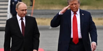 Ο Τραμπ χαιρετά στρατιωτικά κατά την υποδοχή του Πούτιν  στην αμερικανική στρατιωτική βάση Έλμεντορφ-Ρίτσαρντσον στην Αλάσκα (φωτ.: Sputnik / Kremlin Pool / Sergey Bobylev)