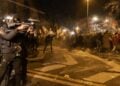 Τούρκοι αστυνομικοί χρησιμοποιούν σπρέι πιπεριού και δακρυγόνα για να απομακρύνουν διαδηλωτές από την πλατεία Ταξίμ, στη διάρκεια διαμαρτυρίας τον περασμένο Μάρτιο για τη φυλάκιση του πρώην δημάρχου Κωνσταντινούπολης Εκρέμ Ιμάμογλου (φωτ.: EPA/Erdem Sahin)