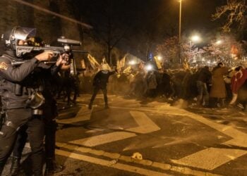 Τούρκοι αστυνομικοί χρησιμοποιούν σπρέι πιπεριού και δακρυγόνα για να απομακρύνουν διαδηλωτές από την πλατεία Ταξίμ, στη διάρκεια διαμαρτυρίας τον περασμένο Μάρτιο για τη φυλάκιση του πρώην δημάρχου Κωνσταντινούπολης Εκρέμ Ιμάμογλου (φωτ.: EPA/Erdem Sahin)
