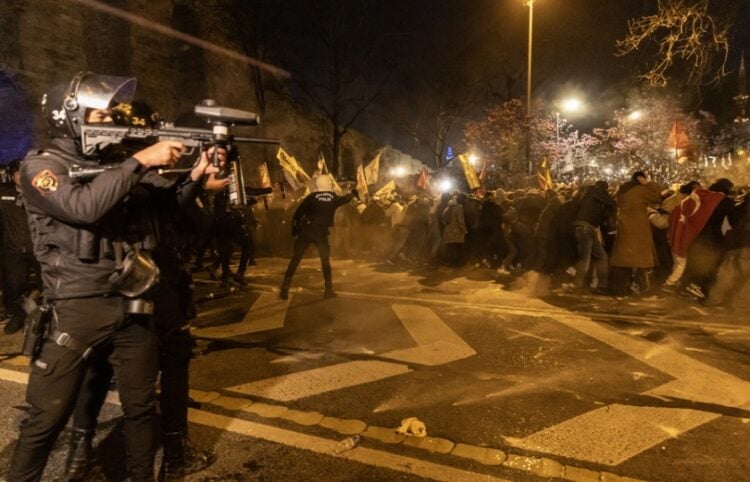 Τούρκοι αστυνομικοί χρησιμοποιούν σπρέι πιπεριού και δακρυγόνα για να απομακρύνουν διαδηλωτές από την πλατεία Ταξίμ, στη διάρκεια διαμαρτυρίας τον περασμένο Μάρτιο για τη φυλάκιση του πρώην δημάρχου Κωνσταντινούπολης Εκρέμ Ιμάμογλου (φωτ.: EPA/Erdem Sahin)