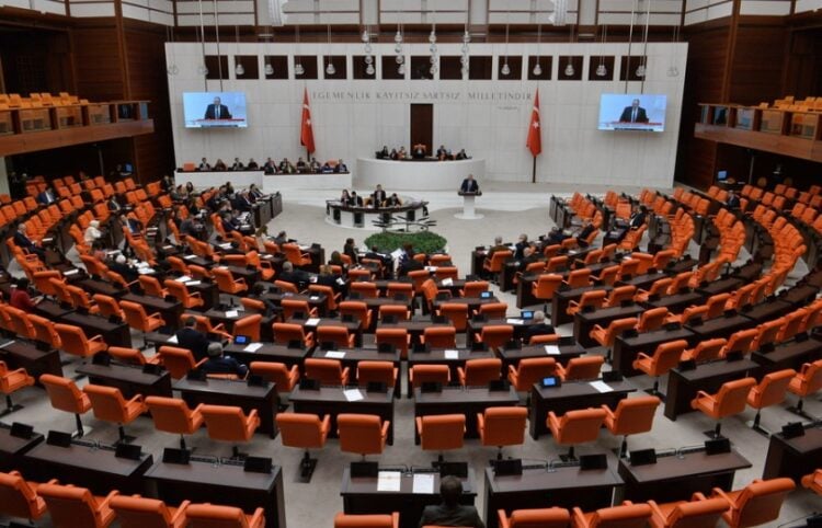 Τούρκοι βουλευτές στη διάρκεια παλιότερης ψηφοφορίας στην Εθνοσυνέλευση, στην Άγκυρα (φωτ.: EPA/Necati Savas)