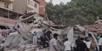 Κόσμος αναζητά επιζώντες στα συντρίμμια κτηρίου μετά τον σεισμό των 6,1 βαθμών της κλίμακας Ρίχτερ (φωτ.: glomex)