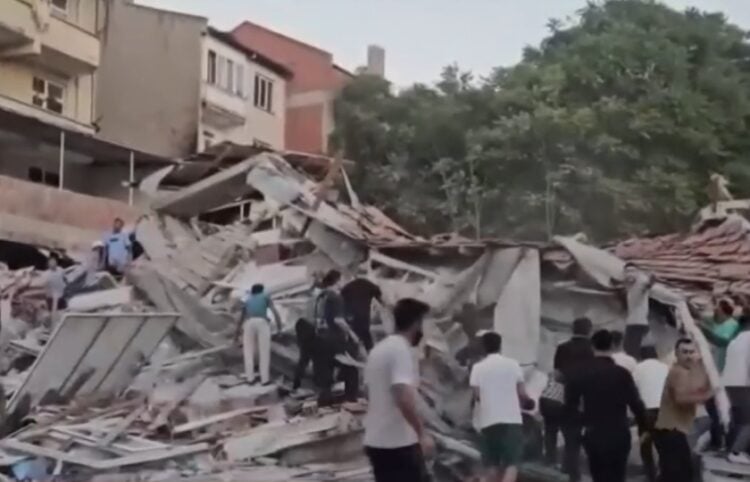 Κόσμος αναζητά επιζώντες στα συντρίμμια κτηρίου μετά τον σεισμό των 6,1 βαθμών της κλίμακας Ρίχτερ (φωτ.: glomex)