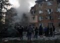 Ουκρανοί στέκονται μπροστά από κατεστραμμένο κτήριο μετά τη ρωσική επίθεση στη διάρκεια της χθεσινής νύχτας (φωτ.: Χ/
Volodymyr Zelenskyy / Володимир Зеленський)