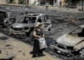 Ουκρανή στέκεται μπροστά σε κατεστραμμένα αυτοκίνητα μετά από ρωσικό πλήγμα στην πόλη Ντρουζκίβκα, στην επαρχία Ντόνετσκ (φωτ.: EPA/Γραφείο Τύπου της 24ης Μηχανοκίνητης Μεραρχίας)
