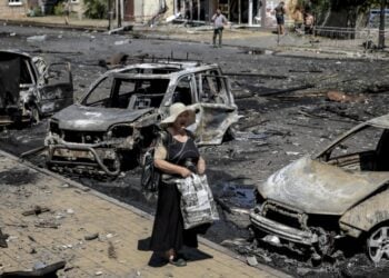 Ουκρανή στέκεται μπροστά σε κατεστραμμένα αυτοκίνητα μετά από ρωσικό πλήγμα στην πόλη Ντρουζκίβκα, στην επαρχία Ντόνετσκ (φωτ.: EPA/Γραφείο Τύπου της 24ης Μηχανοκίνητης Μεραρχίας)