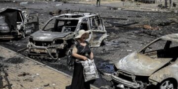 Ουκρανή στέκεται μπροστά σε κατεστραμμένα αυτοκίνητα μετά από ρωσικό πλήγμα στην πόλη Ντρουζκίβκα, στην επαρχία Ντόνετσκ (φωτ.: EPA/Γραφείο Τύπου της 24ης Μηχανοκίνητης Μεραρχίας)