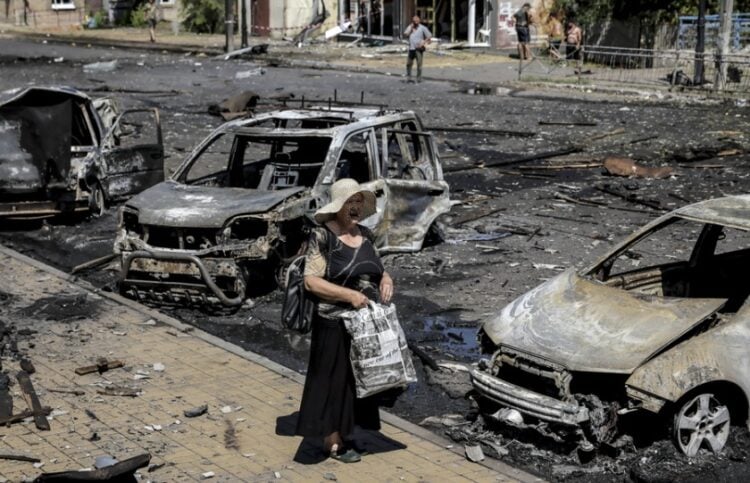 Ουκρανή στέκεται μπροστά σε κατεστραμμένα αυτοκίνητα μετά από ρωσικό πλήγμα στην πόλη Ντρουζκίβκα, στην επαρχία Ντόνετσκ (φωτ.: EPA/Γραφείο Τύπου της 24ης Μηχανοκίνητης Μεραρχίας)