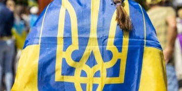 Ουκρανή φορά τη σημαία της χώρας της στη διάρκεια εκδήλωσης για την επέτειο ανεξαρτησίας της χώρας από τη Σοβιετική Ένωση (φωτ.: EPA/Salvatore Di Nolfi)