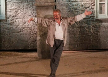Ο Γρηγόρης Βαλτινός υποδύεται τον «Αλέξη Ζορμπά» στην παράσταση «Ο Βίος και η Πολιτεία του Αλέξη Ζορμπά», του Νίκου Καζαντζάκη, στο Αρχαίο Θέατρο Άργους (φωτ. αρχείου: EUROKINISSI / Βασίλης Παπαδόπουλος)