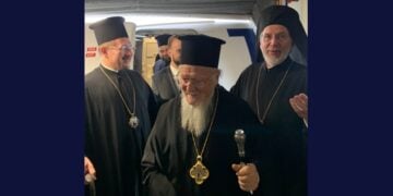 Ο Οικουμενικός Πατριάρχης Βαρθολομαίος (κέντρο) με τον μητροπολίτη Σουηδίας Κλεόπα (πρώτος από δεξιά) (φωτ.: Μητρόπολη Σουηδίας)