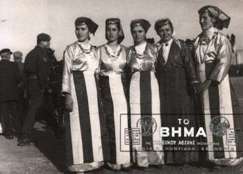 Ποντιοπούλες με παραδοσιακές ενδυμασίες το 1955 (φωτ.: panagiasoumela.gr), και ο τίτλος του 3ου φύλλου της εφημερίδας της ΕΛΘ (πηγή: efxinos.gr· εικ.: ΧΚ)
