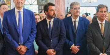 Ο Απόστολος Βεσυρόπουλος, πρώτος από αριστερά, τον περασμένο Δεκαπενταύγουστο στην Παναγία Σουμελά Ημαθίας (φωτ.: ΙΜΒΝΚ / Γεράσιμος Μπεκές)