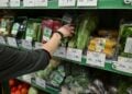 Καταναλωτής ψωνίζει βιολογικά οπωροκηπευτικά σε σουπερμάρκετ (φωτ. αρχείου: EUROKINISSI/Τατιάνα Μπόλαρη)