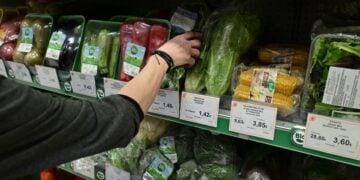Καταναλωτής ψωνίζει βιολογικά οπωροκηπευτικά σε σουπερμάρκετ (φωτ. αρχείου: EUROKINISSI/Τατιάνα Μπόλαρη)