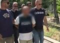 Στιγμιότυπο από την μεταγωγή του συζυγοκτόνου στον εισαγγελέα (φωτ.: glomex)