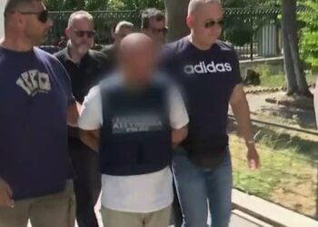 Στιγμιότυπο από την μεταγωγή του συζυγοκτόνου στον εισαγγελέα (φωτ.: glomex)