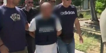 Στιγμιότυπο από την μεταγωγή του συζυγοκτόνου στον εισαγγελέα (φωτ.: glomex)