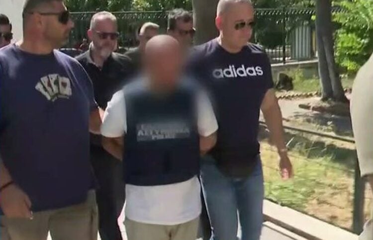 Στιγμιότυπο από την μεταγωγή του συζυγοκτόνου στον εισαγγελέα (φωτ.: glomex)