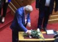 Ο Νικήτας Κακλαμάνης αφήνει λευκά τριαντάφυλλα στη θέση του Απόστολου Βεσυρόπουλου (φωτ.: EUROKINISSI/Γιώργος Κονταρίνης)