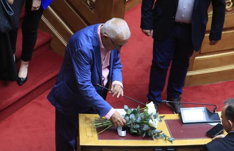Ο Νικήτας Κακλαμάνης αφήνει λευκά τριαντάφυλλα στη θέση του Απόστολου Βεσυρόπουλου (φωτ.: EUROKINISSI/Γιώργος Κονταρίνης)