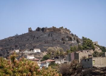 Το κάστρο και ο οικισμός της Βολισσού μετά την καταστροφική πυρκαγιά (φωτ.: EUROKINISSI/Κώστας Αναγνώστου)