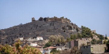 Το κάστρο και ο οικισμός της Βολισσού μετά την καταστροφική πυρκαγιά (φωτ.: EUROKINISSI/Κώστας Αναγνώστου)